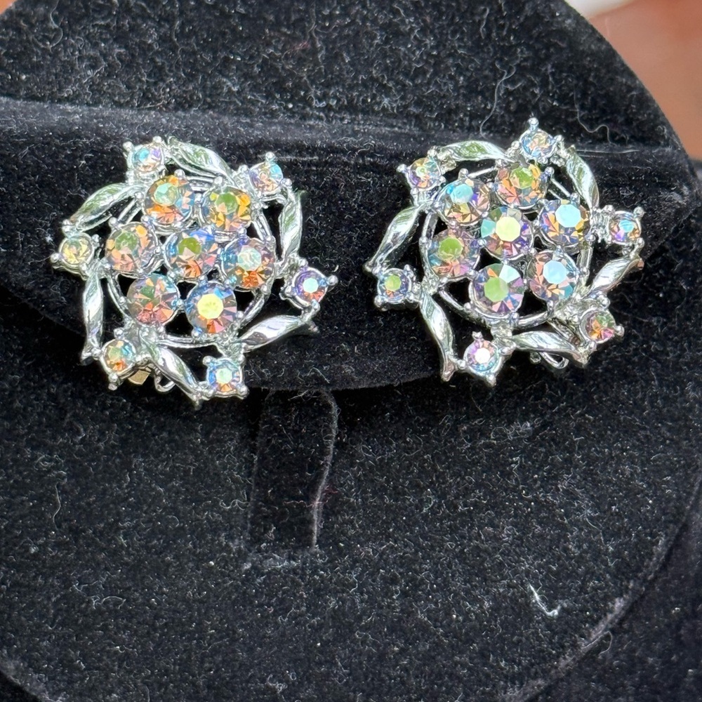 Elegant 50s vintage Aurora borealis Silver toned unmarked clip on Earrings